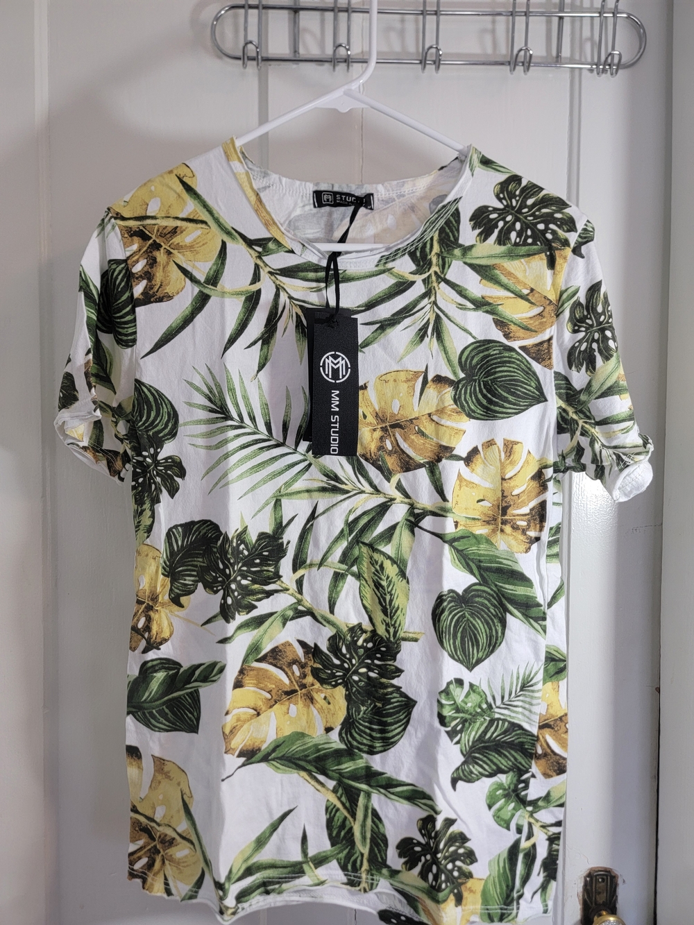 NWT..Studio White Tropical Leaf Short Sleeve Tee with Green & Yellow Print Sz M
